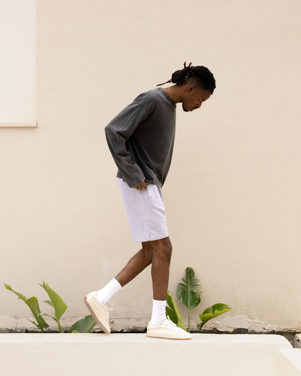 Cropped Long Sleeve T-Shirt - Vintage Black campaign image 3
